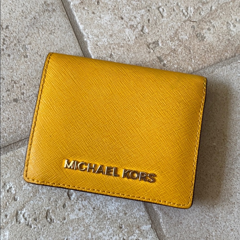 💛💛Michael Kors Marigold Wallet💛💛